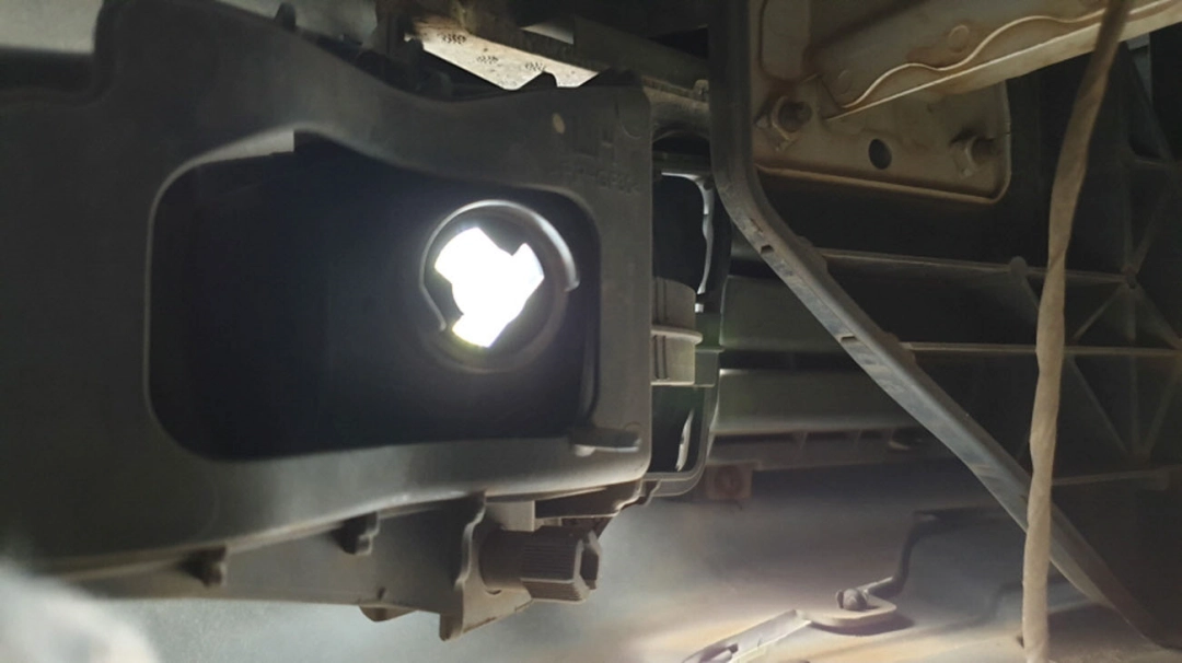 안개등 램프 끼우는 곳
