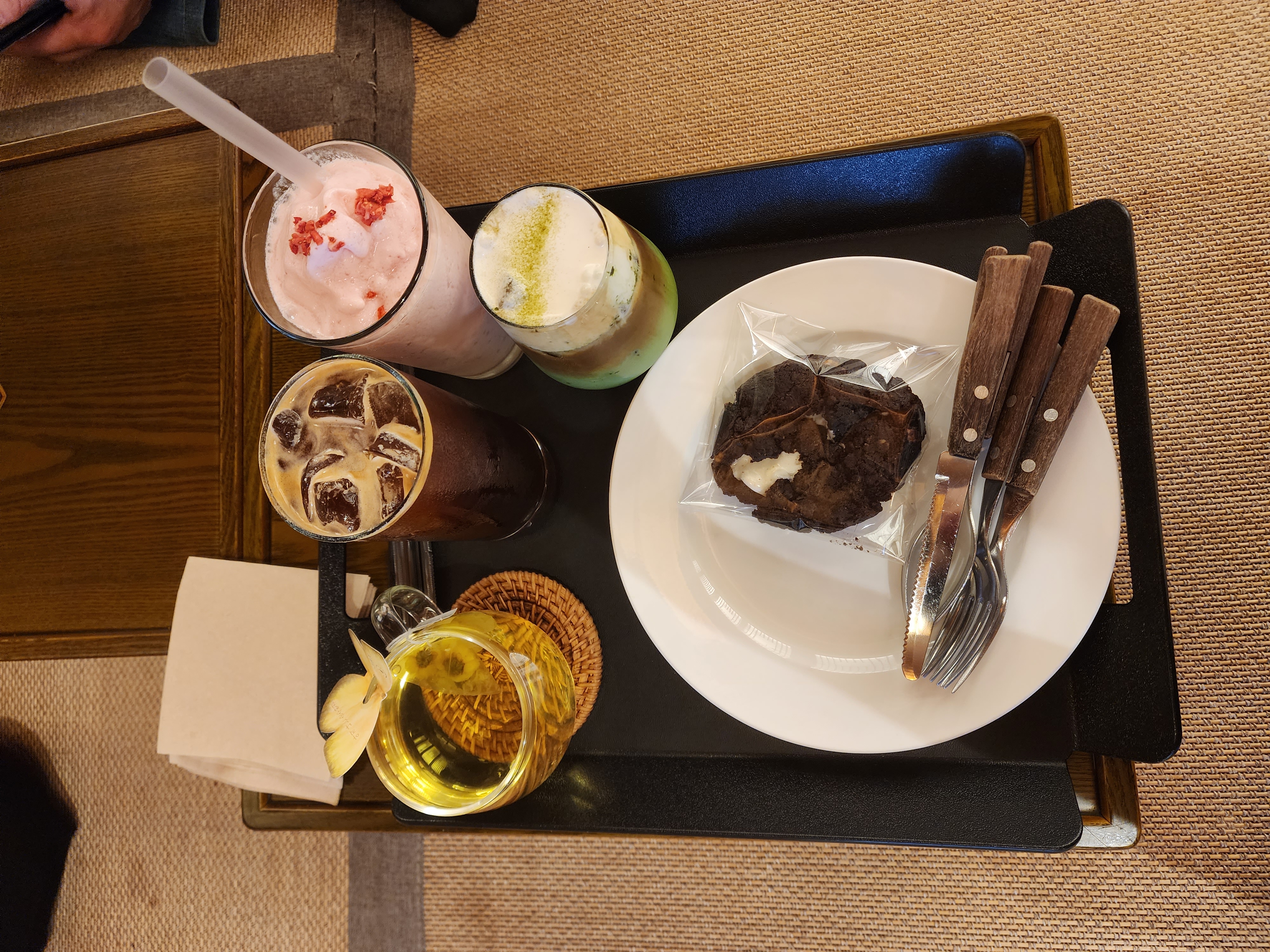 아메리카노, 말차 샷 크림라떼, 딸기 그릭 요거트 프라페, 국화차, 초코 쿠키