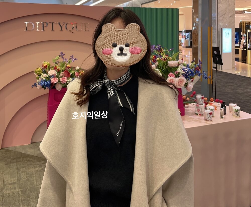 디올 30 몽테인 미차 스카프 착용 모습