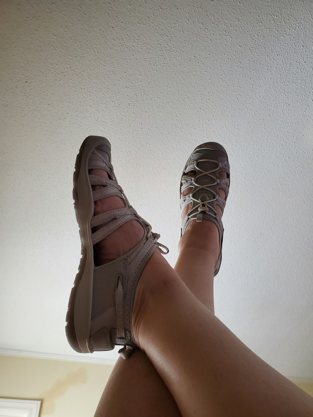 킨 샌들을 신고 발을 교차하고 있는 사진