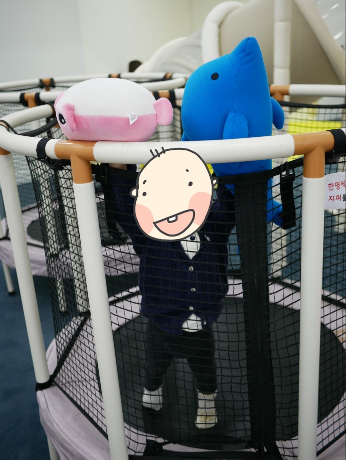 트램폴린을 타는 아기