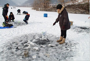 얼음-낚시-하는-여자