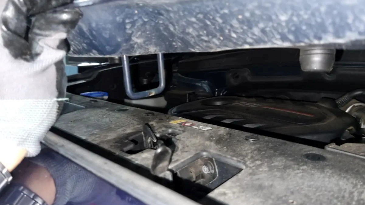 본넷 닫는 모습