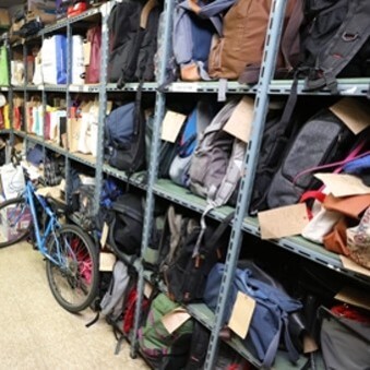 지하철-5호선-분실물센터에-형형색색의-가방-수십개가-진열되어있는-모습