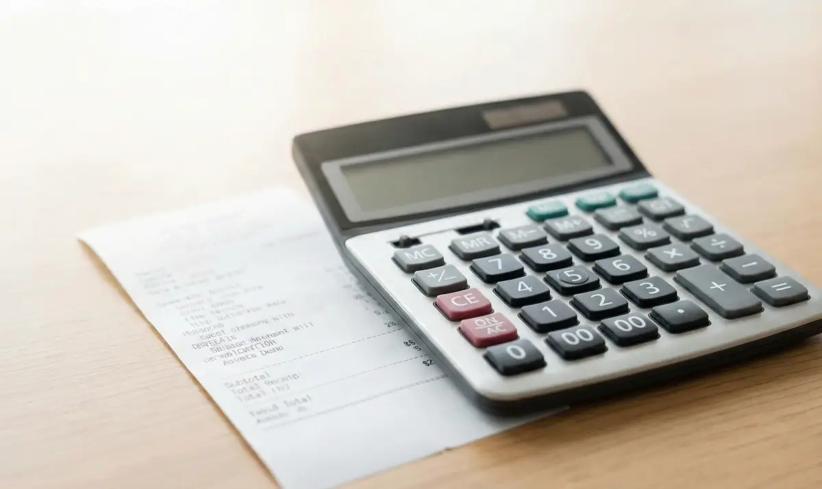 멤버십 요금 인상과 절약을 고민하는 계산기와 영수증 이미지