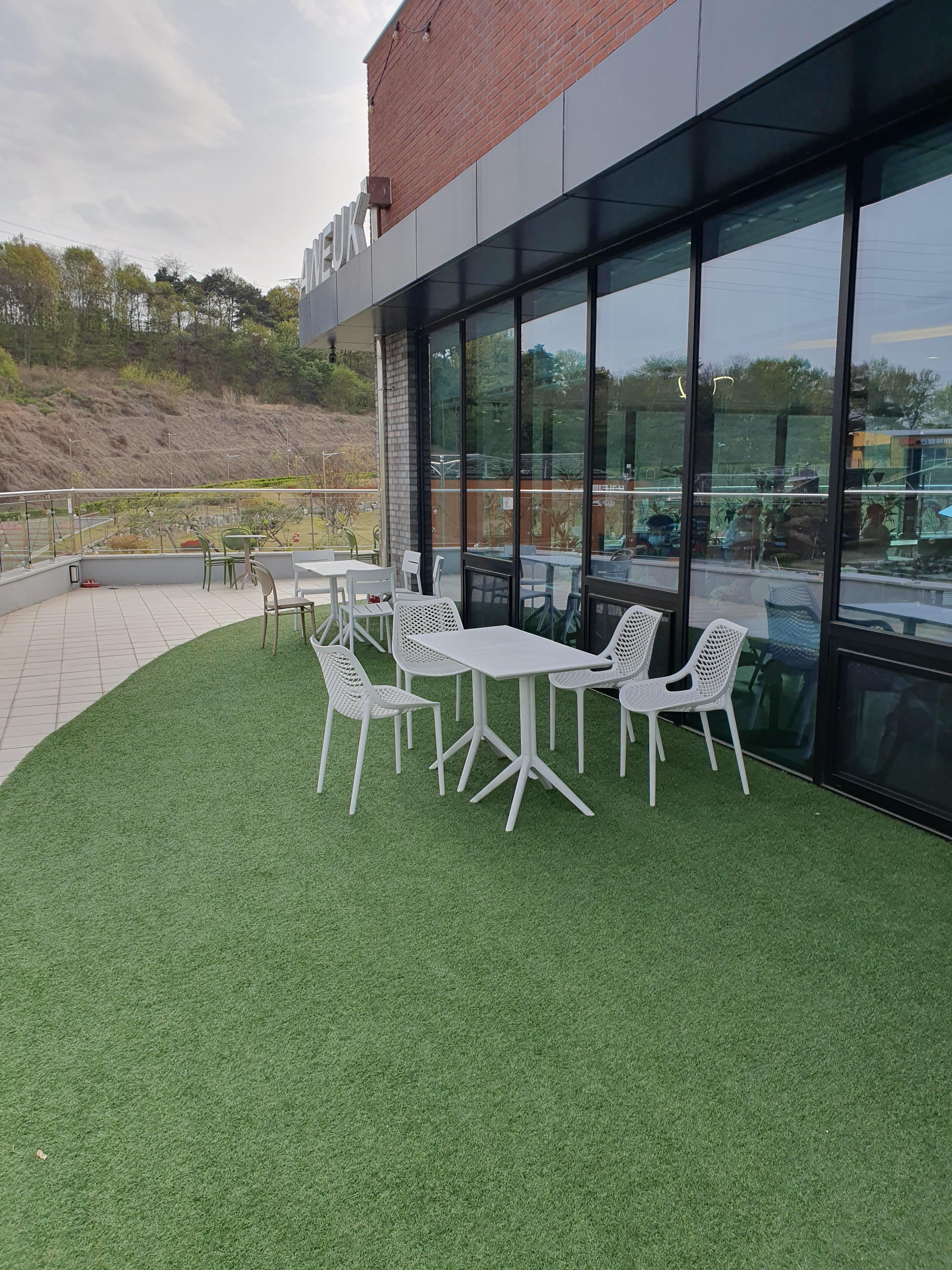 논산 카페아늑 야외 벤치2