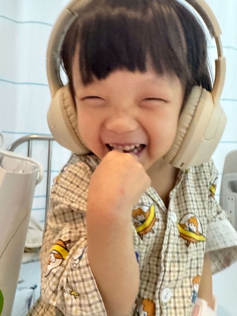 이어폰 쓴 여자아이