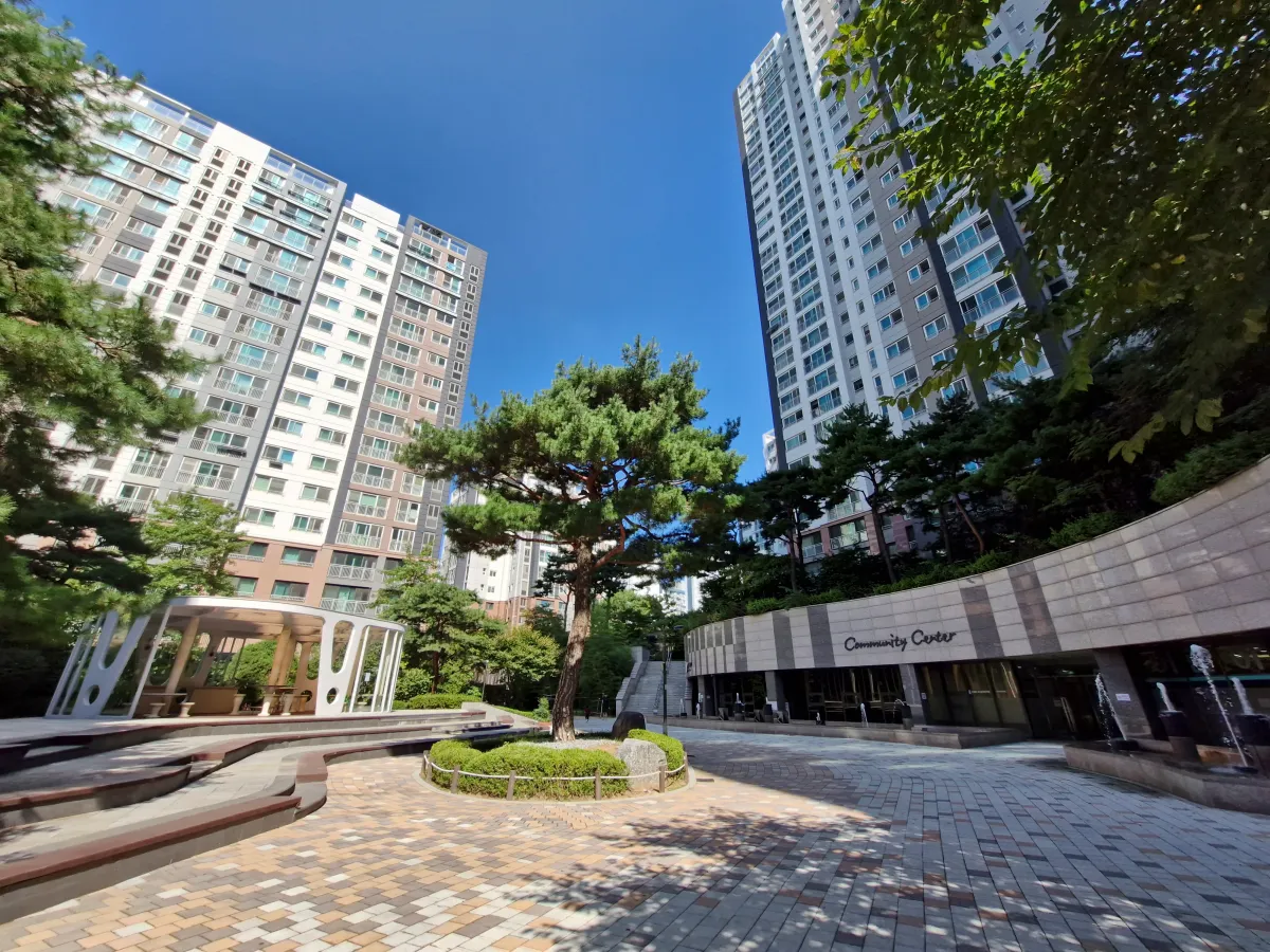 DMC-이편한세상-단지내-커뮤니티-센터와-소나무-조경