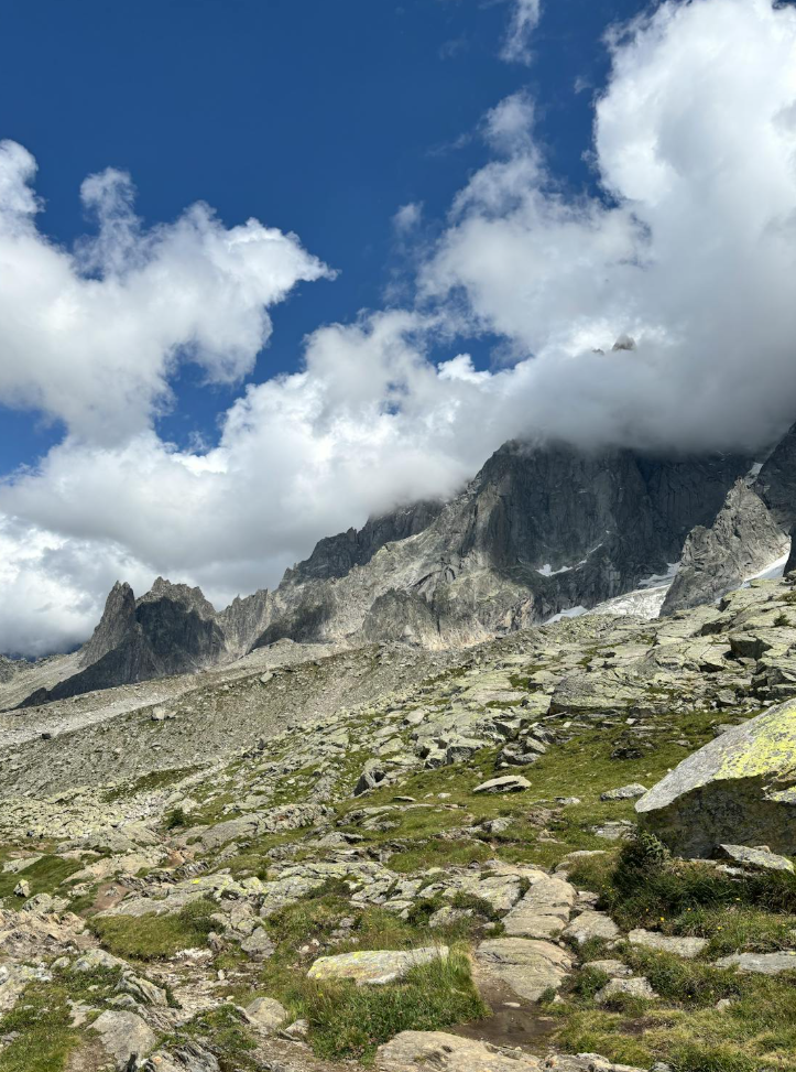 가파른 돌산의 모습