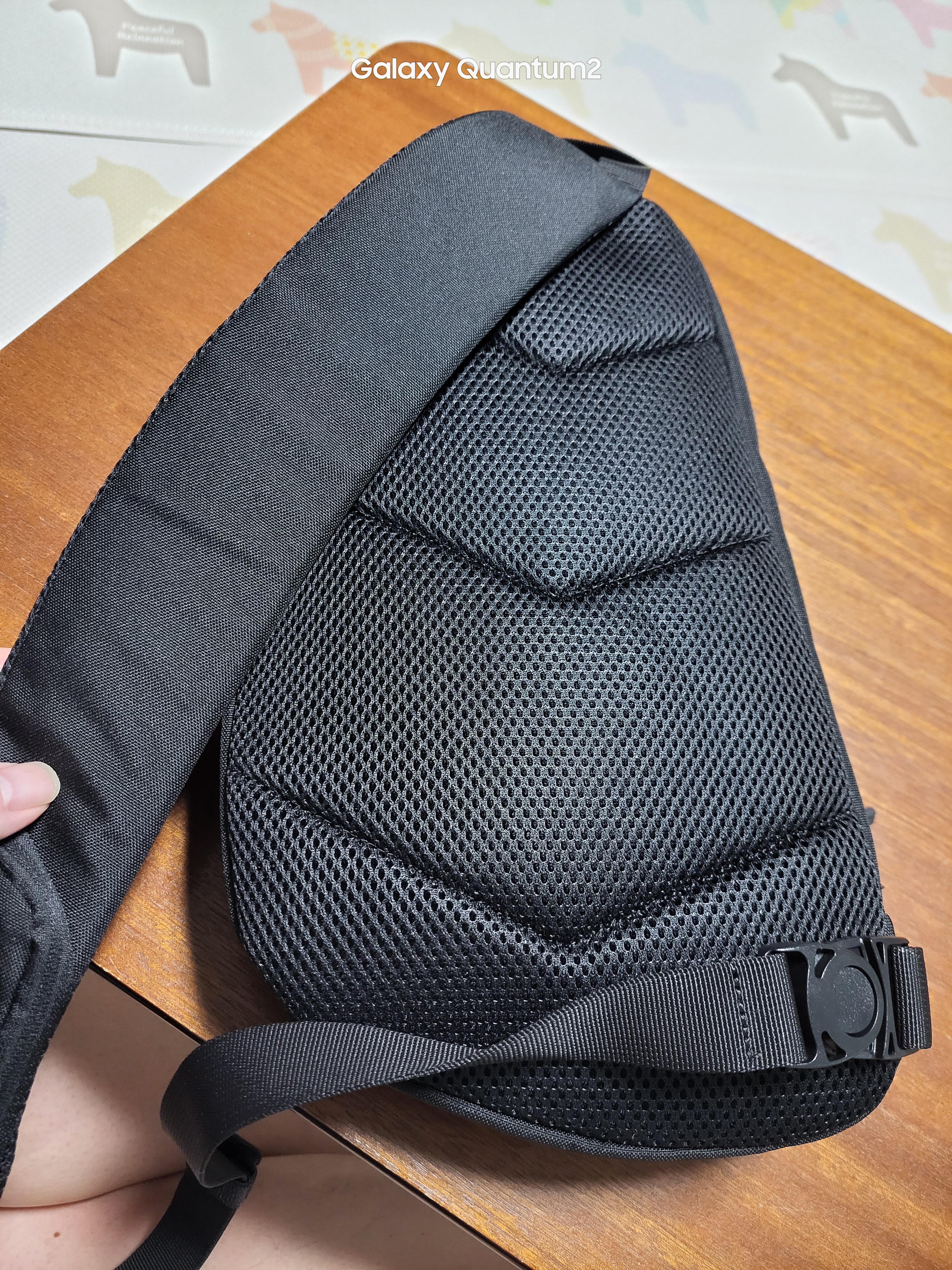 뉴발란스 슬링백가방 뒷면 디자인