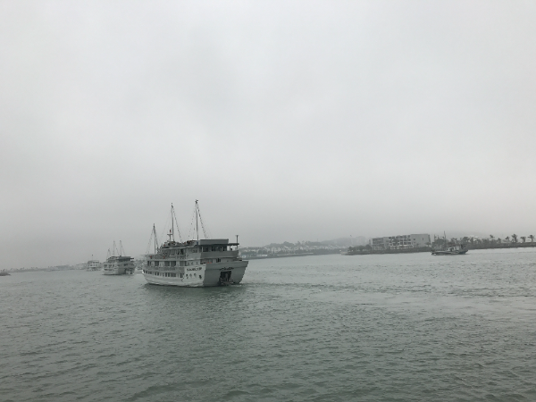 하롱베이 선창작 밖 크루즈들