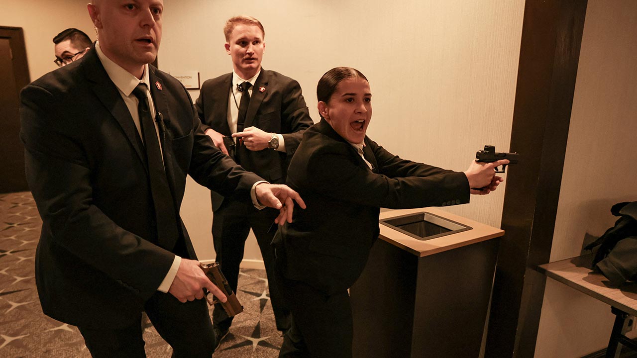 트럼프 피신 영상: 백악관 기자단 만찬 총격 사건 발생 ❘ 현장 상황·피신 경로·용의자 체포 실시간 분석