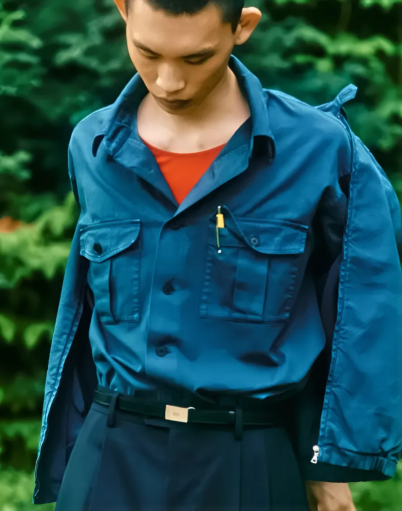 네이비 셔츠와 블랙 팬츠, 실루엣 강조한 테크노 미니멀 남성룩