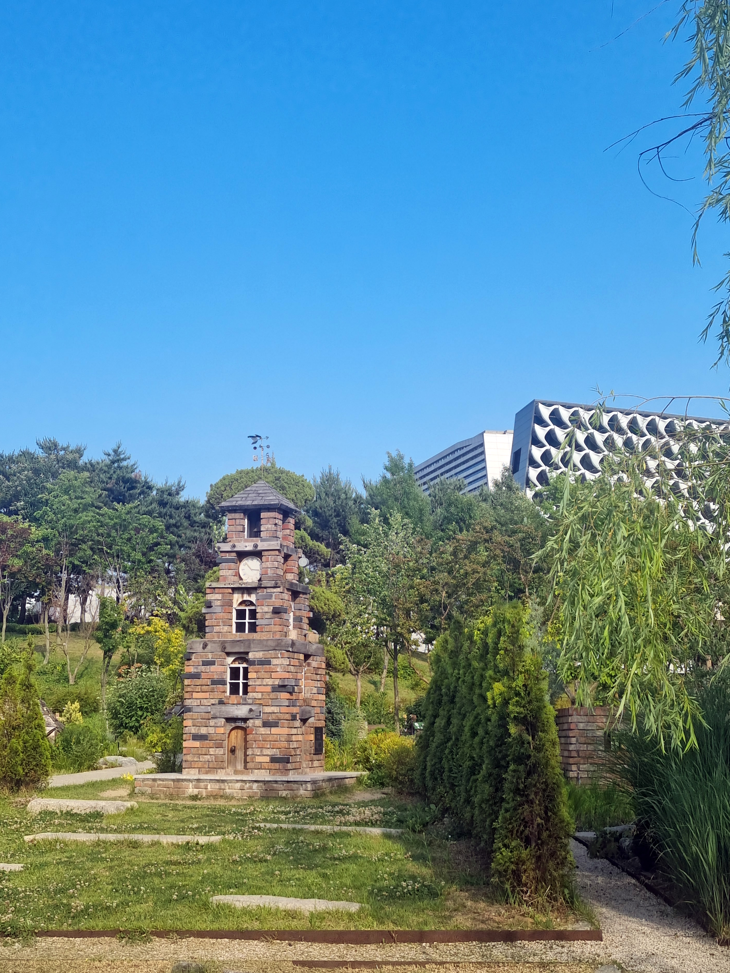 서울식물원 시계탑 조형물