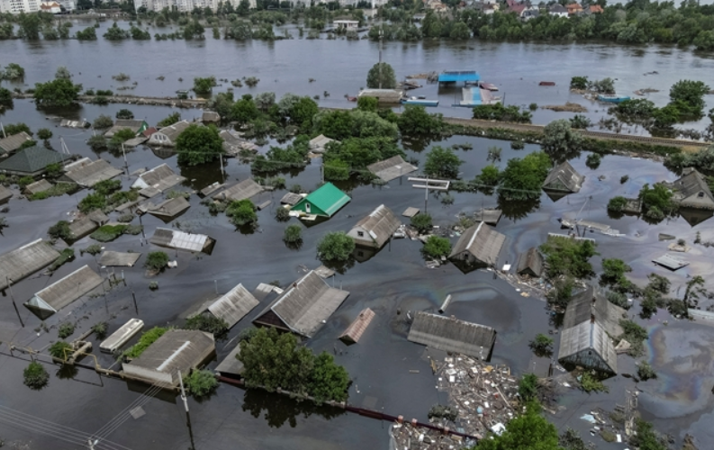 우크라댐-붕괴-이후-마을이-물에-잠긴-모습