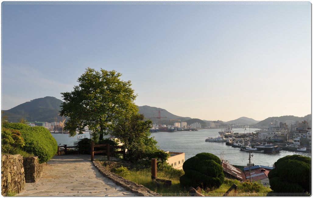 남망산 조각공원 산책로 모습