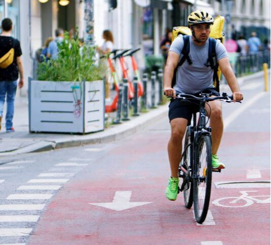 자전거를-타고-출근하는-직장인