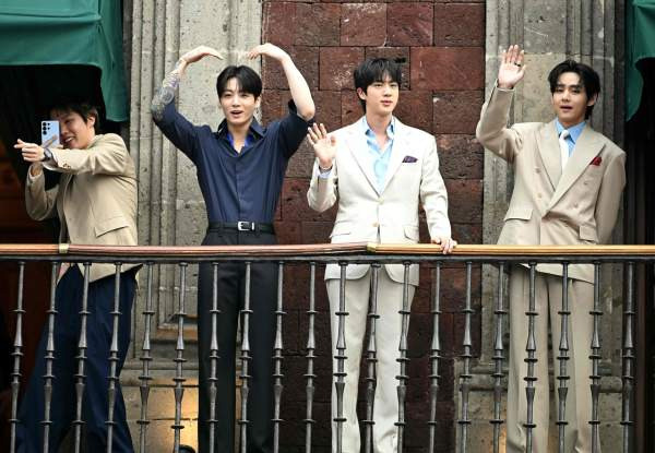 방탄소년단(BTS) 멕시코 대통령궁 영접 근황: 소칼로 광장 5만 인파와 '역사적 발코니 인사'