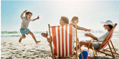 해변에서 가족과함께 여름 바캉스를 즐기는 사진