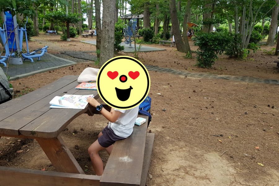 한라도서관 공원에 앉아 책 읽는 모습