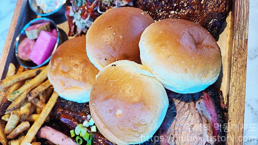 태안-웨스트힐-바베큐-하우스-모닝빵