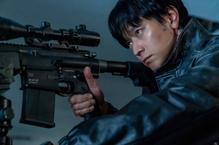 강동원 배우님이 총을 들고 있는 모습