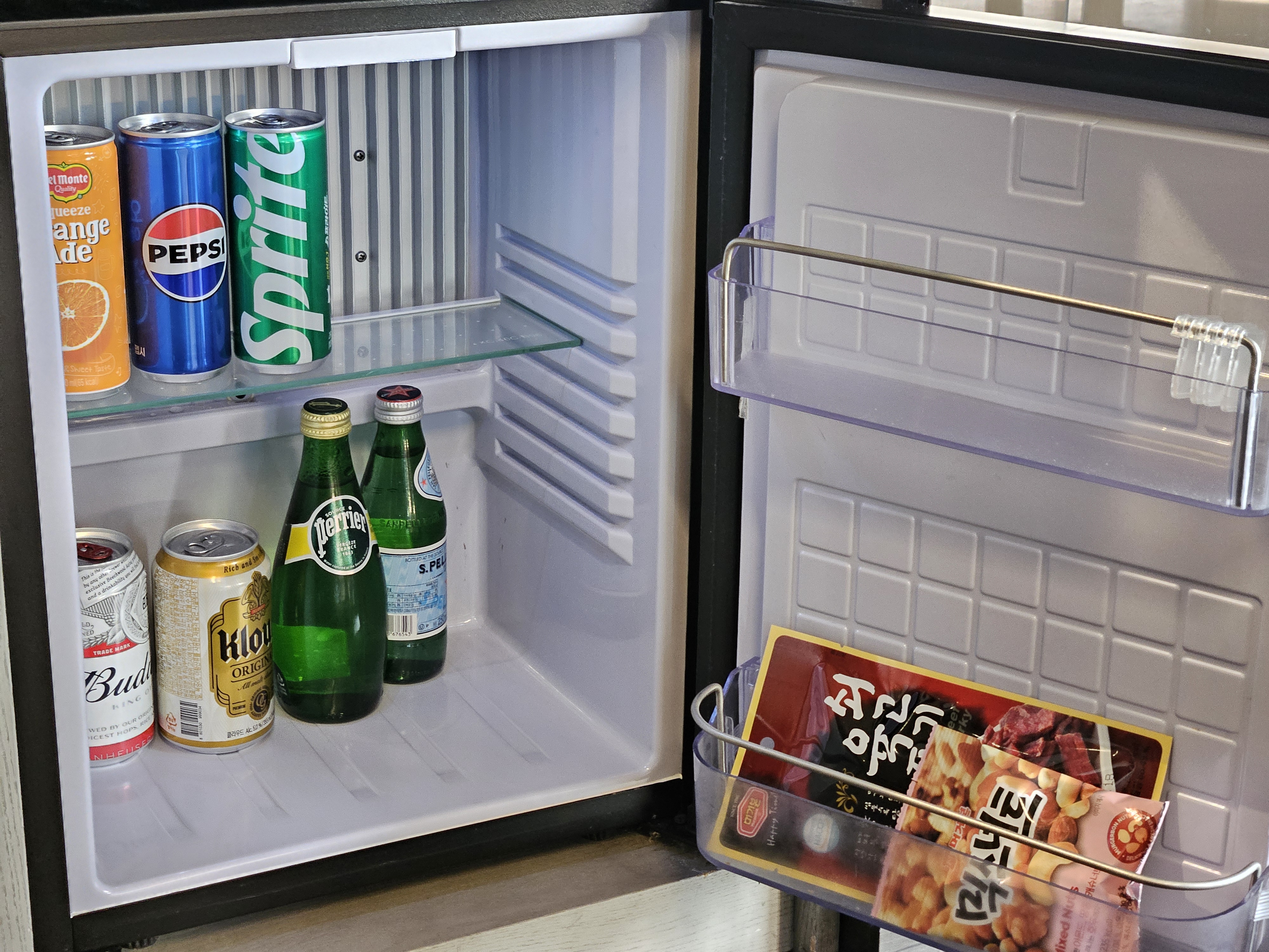 미니 냉장고에 준비된 다양한 음료수