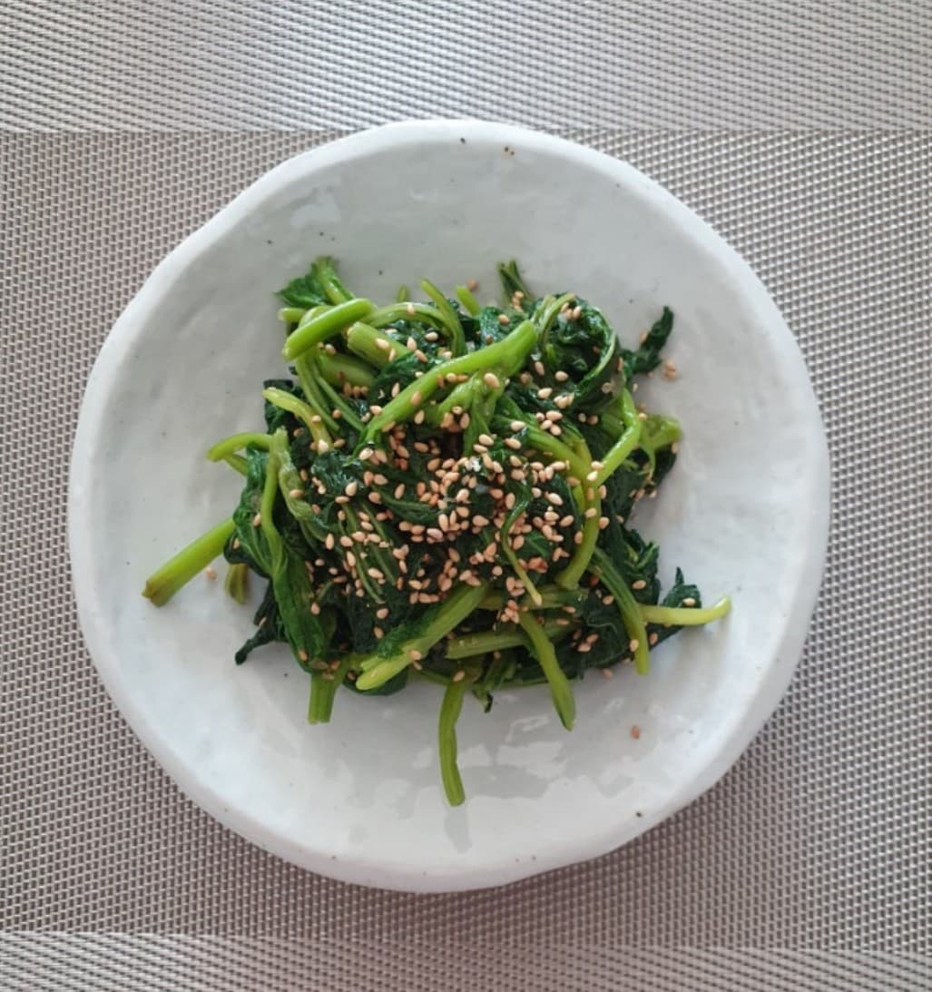 실내에서 자라는 아욱-된장국과 나물로 활용하는 부드러운 잎채소의 매력