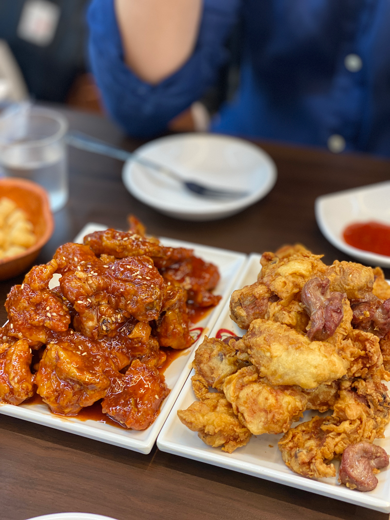 플라스틱 접시에 담긴 치킨