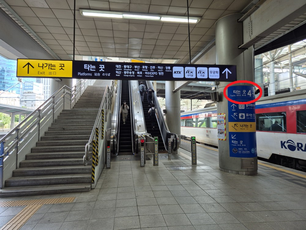 승강장 가는 에스컬레이터