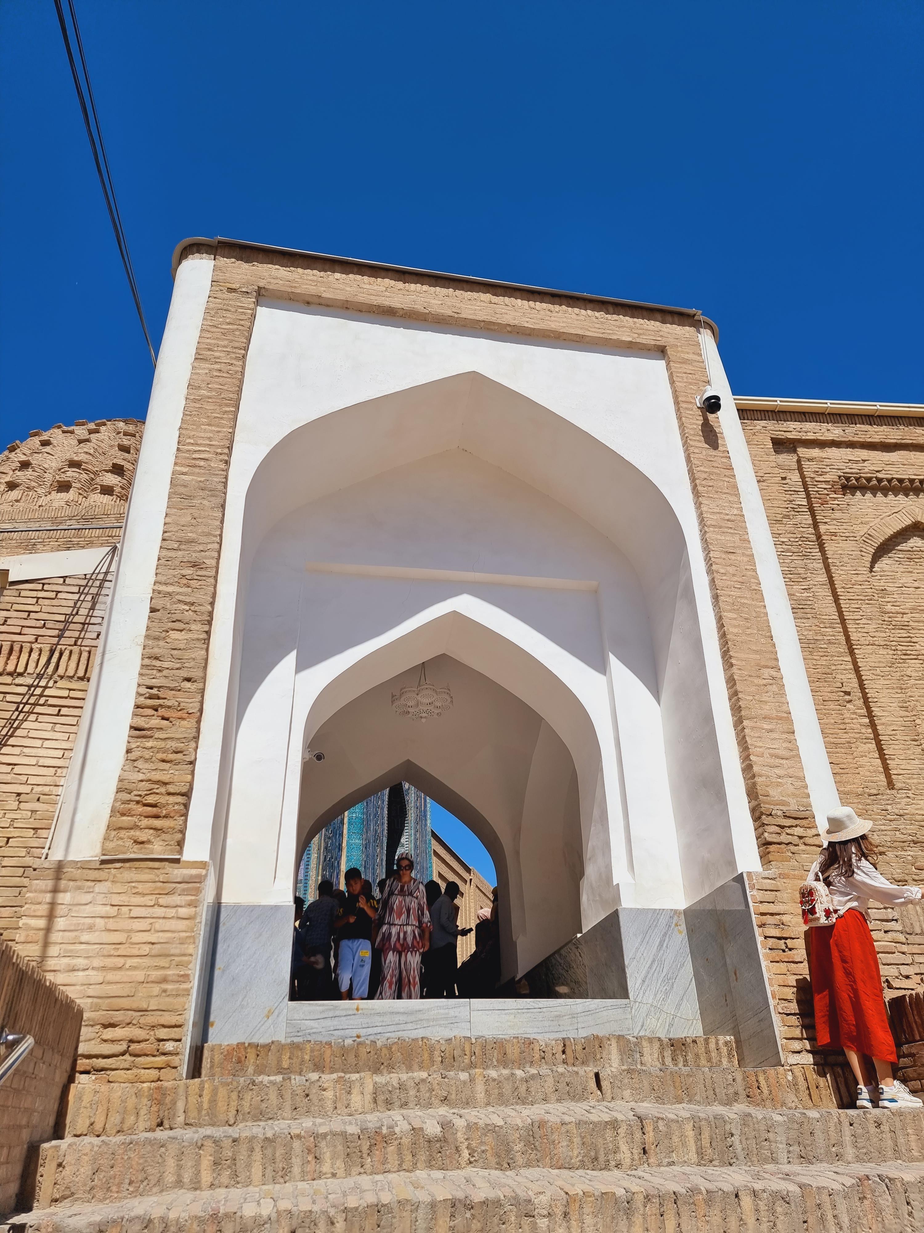 샤히진다 입구에 들어서는 모습