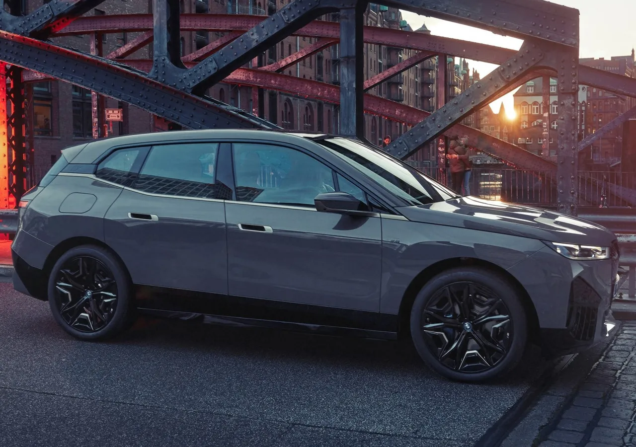 BMW IX M60 차량 이미지