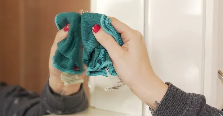 거울에 남아 있는 모든 자국을 제거한다