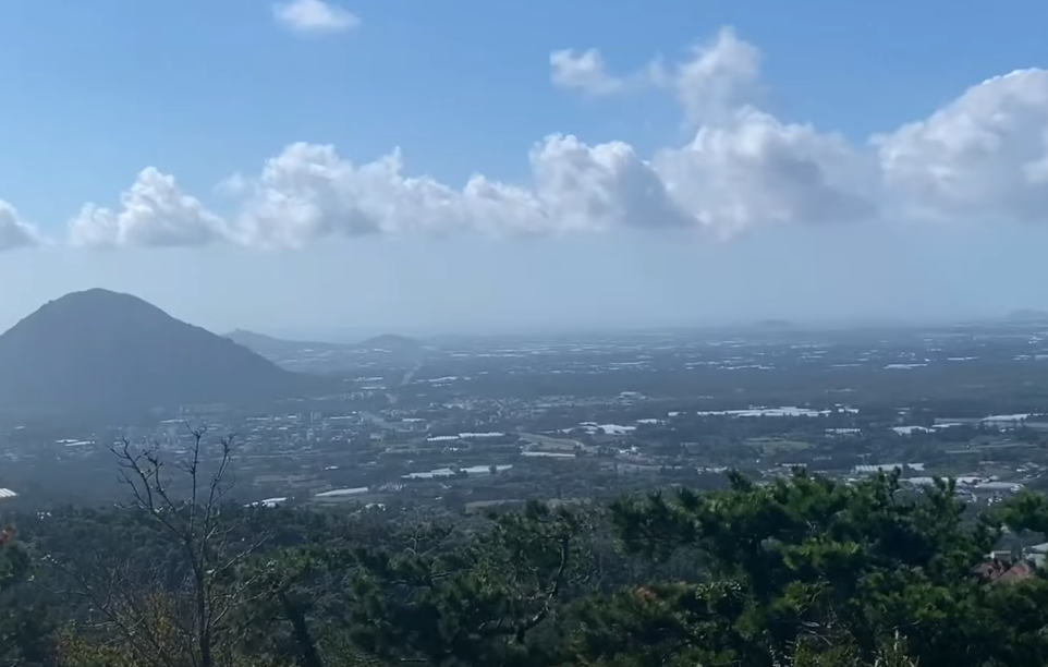 군산오름 중간지점에서 보이는 제주도 서귀포시의 모습입니다.