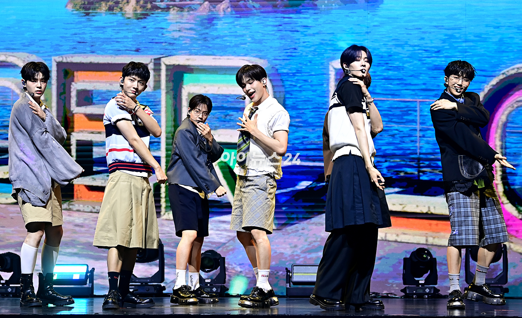 보이그룹 이븐(EVNNE)이 17일 오후 오후 서울 광진구 예스24 라이브홀에서 열린 세 번째 미니앨범 '라이드 오어 다이' 쇼케이스에서 무대를 선보이고 있다. [사진=곽영래 기자]