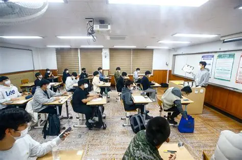 강의실에 앉아 공부하는 학생들의 모습으로, 2027학년도 수능 난이도 예측 및 평가원 출제 경향, N수생 유입 등 핵심 입시 변수