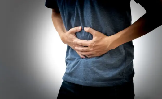 배를 매콤하게 누르고 있는 남자