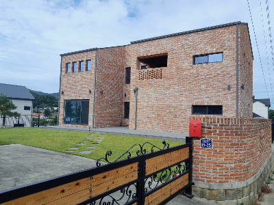 빨간색 벽돌로 건축한 단독주택 