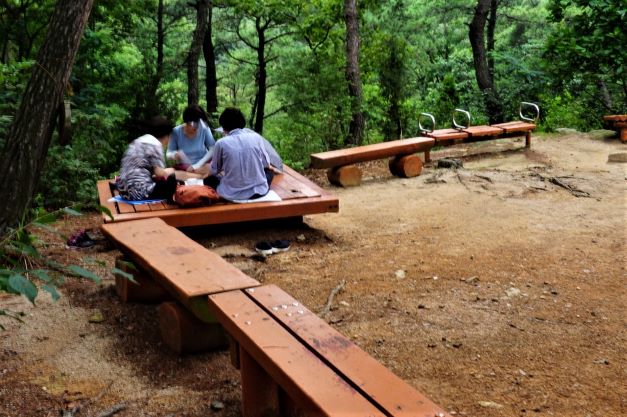 쉼터 평상에 여 3, 예배 중,