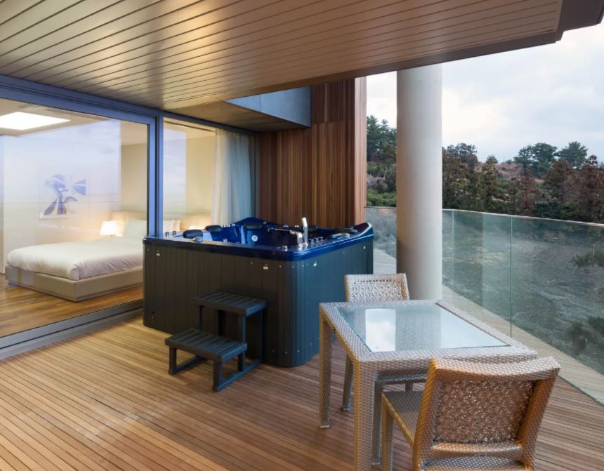 Bayhill Pool & Villa