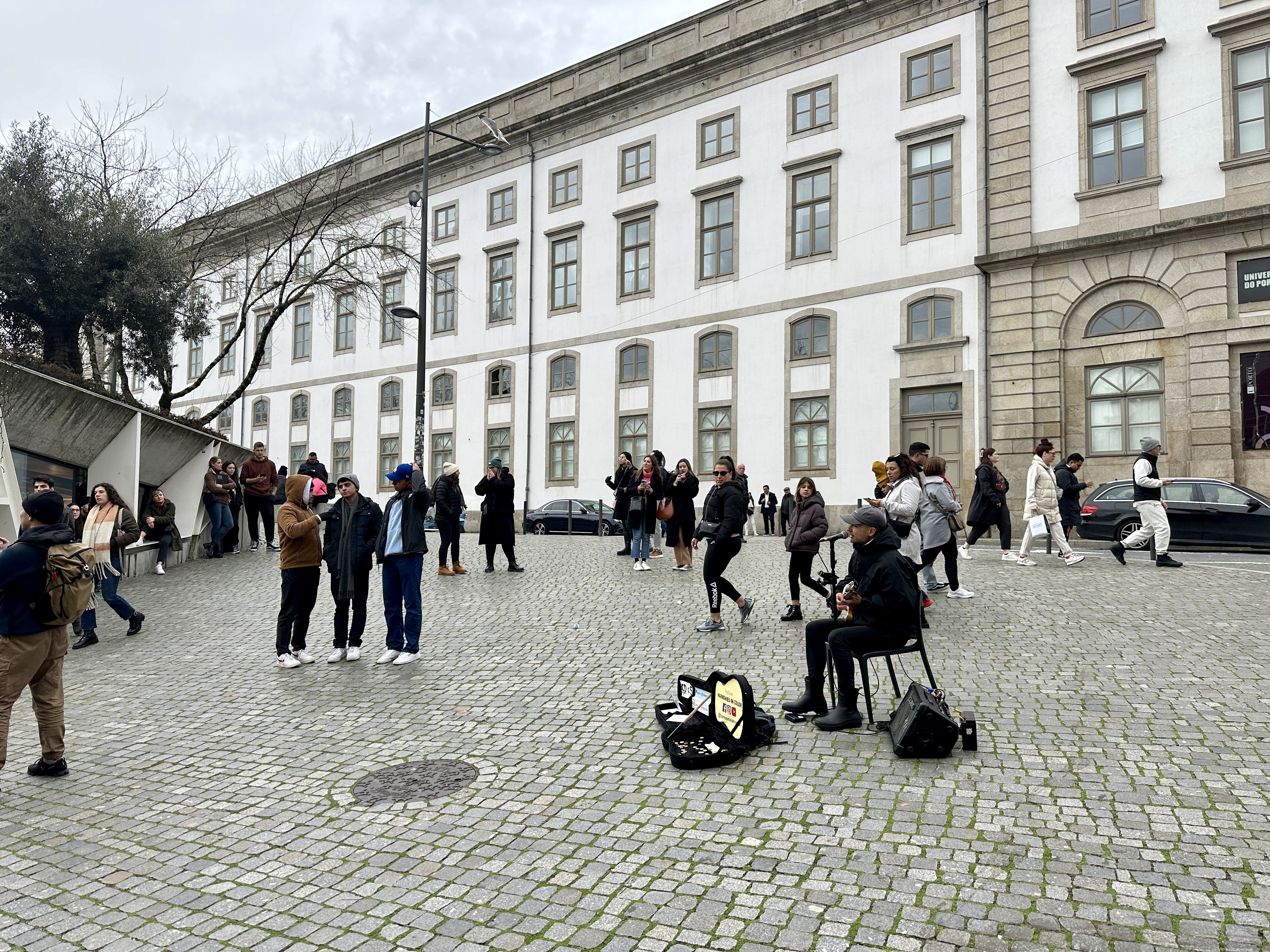 렐루서점 앞 거리의 악사