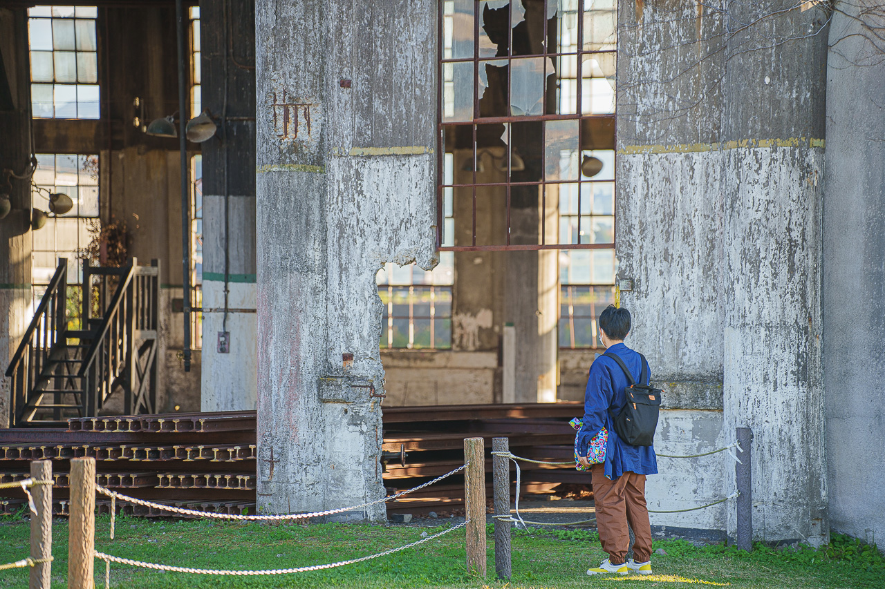 옛 분고모리 기관고의 깨진 창문을 사람들이 지켜보고 있다