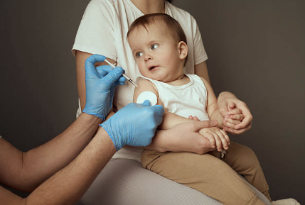 예방접종 맞는 아기 이미지