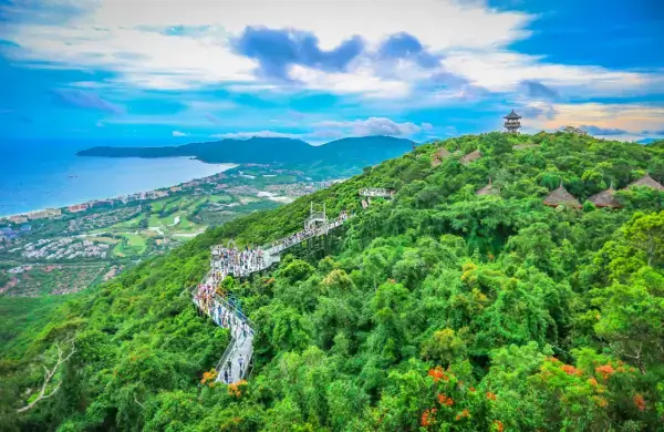 울창한-열대-우림-사이로-난-길을-따라-트래킹을-즐기는-여행객들과-둥지-모양의-독특한-별장이-조화롭게-어우러진-야롱만-열대천당삼림공원