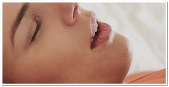 여자가 눈을 감고 입을 벌린 채 잠을 자고 잠