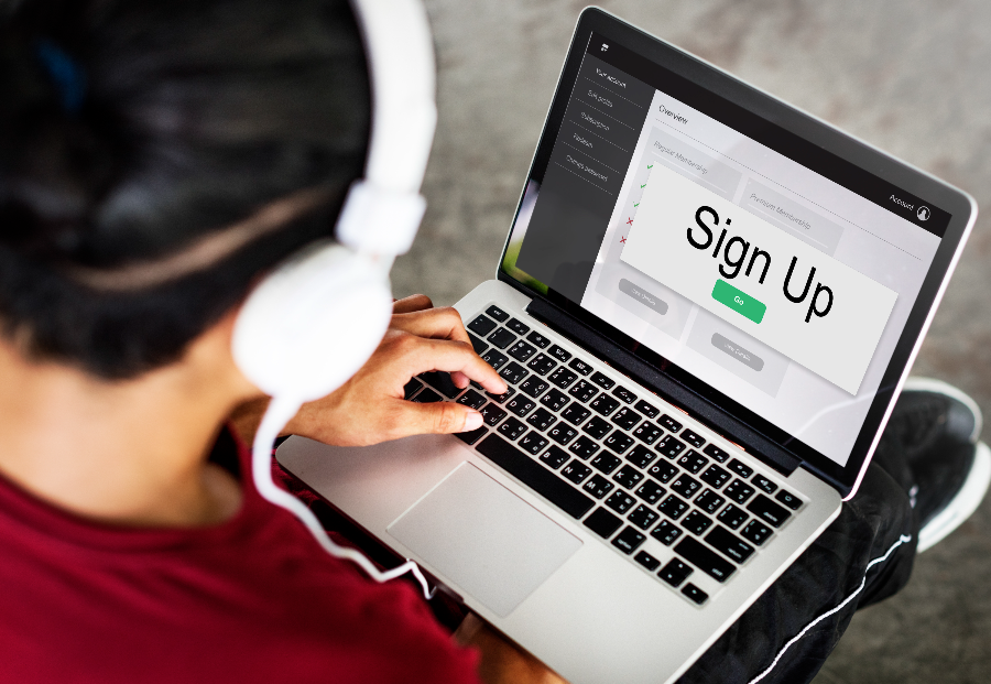 회원가입(Sign Up) 화면을 노트북으로 보고 있는 사용자
블로그나 서비스 회원가입 화면을 확인 중인 사용자 모습