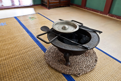 오래된 장롱과 정리된 방이 있는 차분한 집 안 풍경