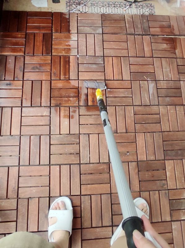 롤러에 적은양의 스테인을 발라 여러번 발라주는 장면