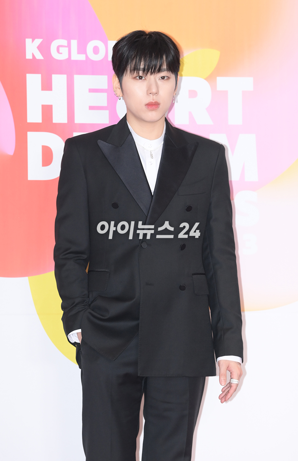 가수 지코가 10일 오후 서울 송파구 올림픽공원 케이스포돔(KSPO DOME)에서 열린 &#39;2023 K글로벌 하트 드림 어워즈&#39; 레드카펫 행사에 참석하고 있다. [사진=정소희 기자]