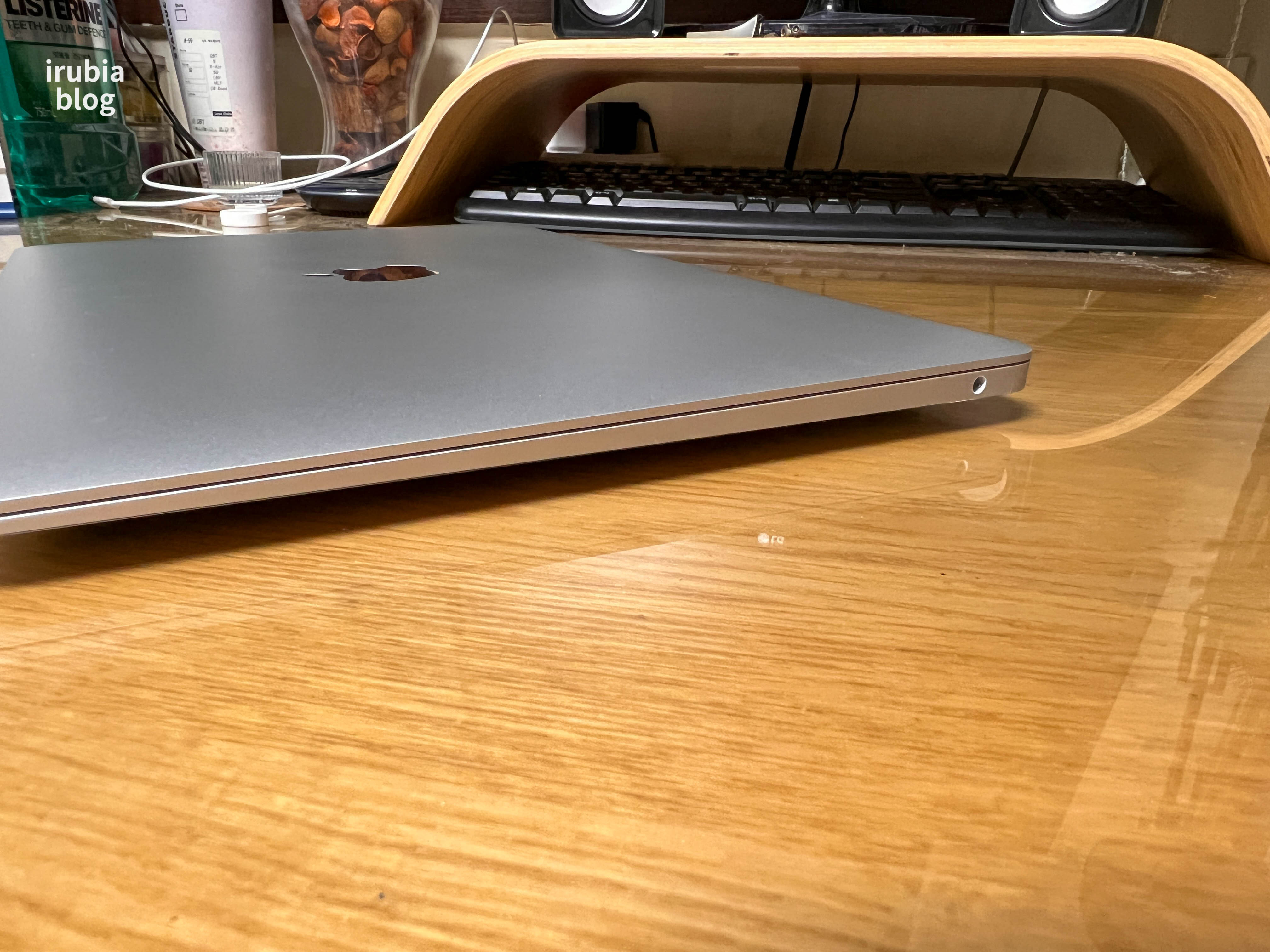 기기 오른쪽에는 3.5mm 오디오 어댑터를 연결할 수 있는 포트가 있다.